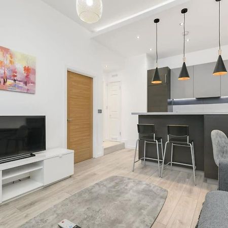 Modern 1 Bedroom Apartment In Central Уокинг Екстериор снимка