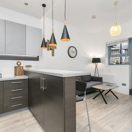 Modern 1 Bedroom Apartment In Central Уокинг Екстериор снимка