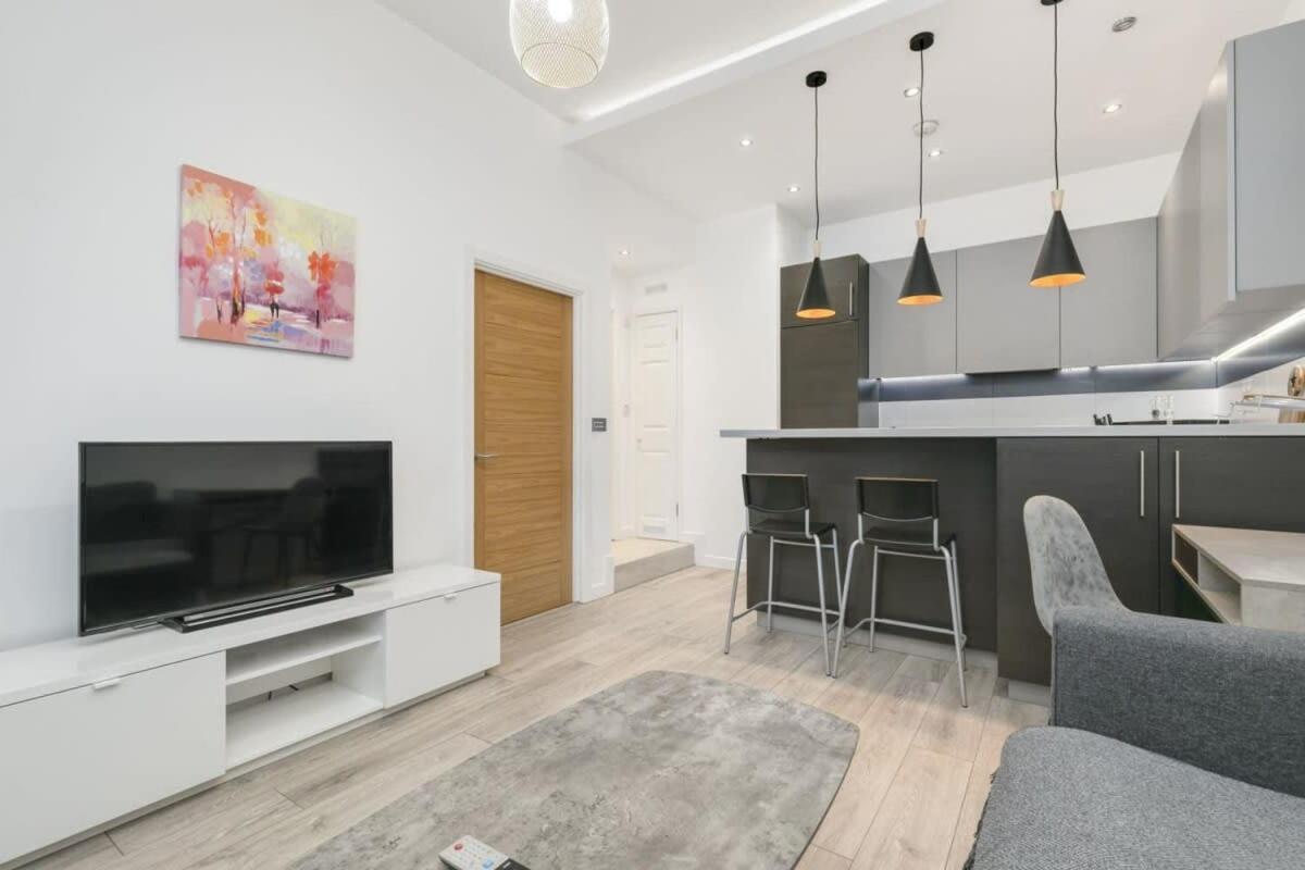 Modern 1 Bedroom Apartment In Central Уокинг Екстериор снимка