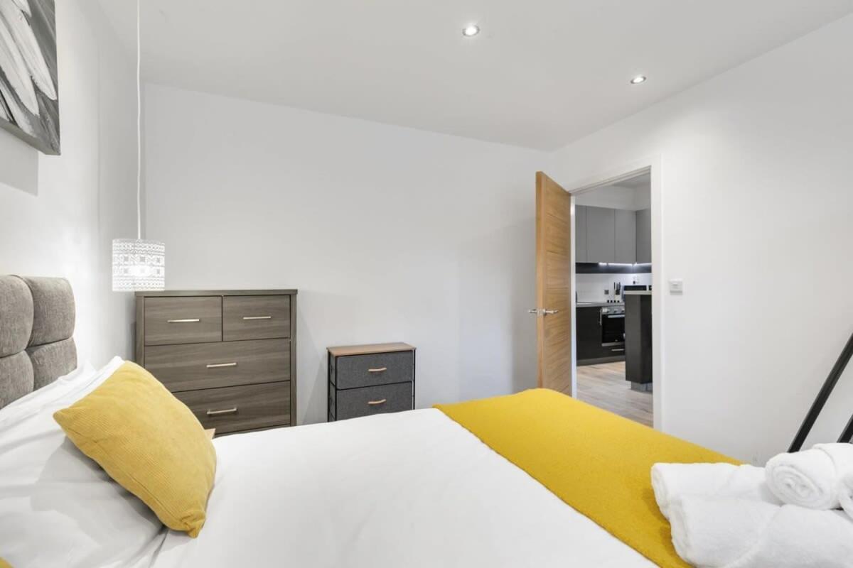 Modern 1 Bedroom Apartment In Central Уокинг Екстериор снимка