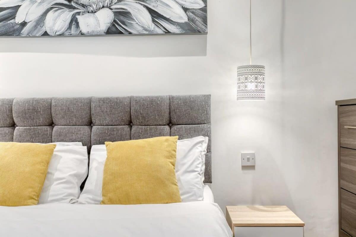 Modern 1 Bedroom Apartment In Central Уокинг Екстериор снимка