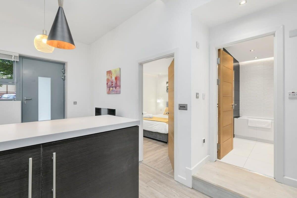 Modern 1 Bedroom Apartment In Central Уокинг Екстериор снимка