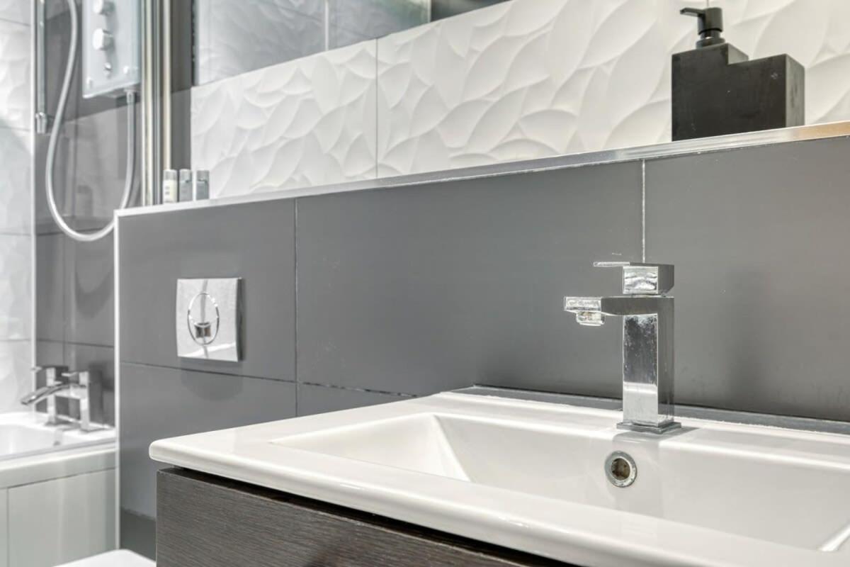 Modern 1 Bedroom Apartment In Central Уокинг Екстериор снимка