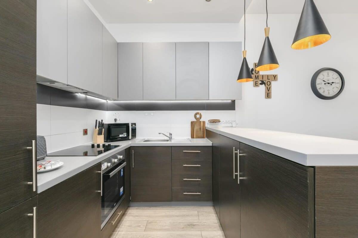 Modern 1 Bedroom Apartment In Central Уокинг Екстериор снимка