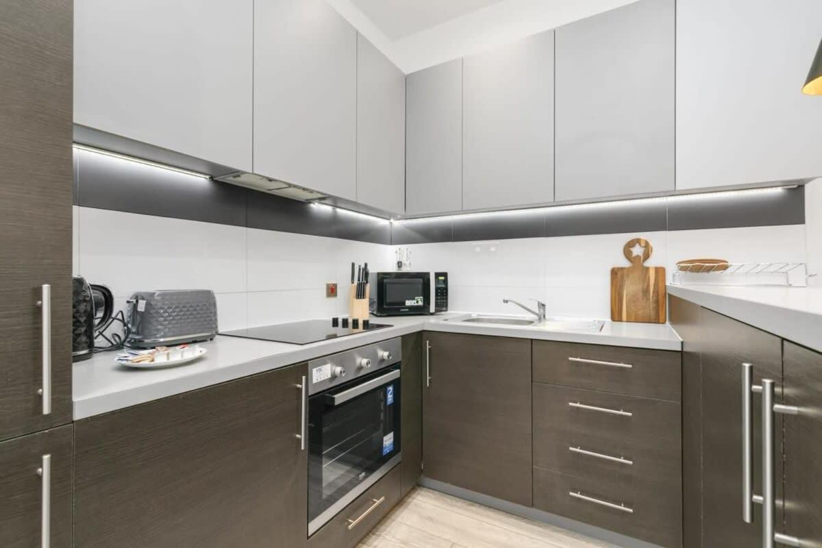 Modern 1 Bedroom Apartment In Central Уокинг Екстериор снимка