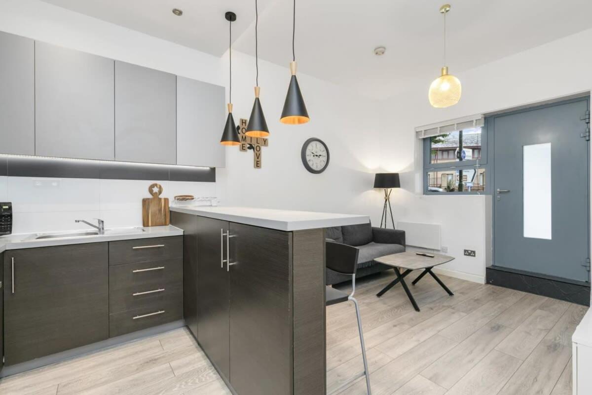 Modern 1 Bedroom Apartment In Central Уокинг Екстериор снимка