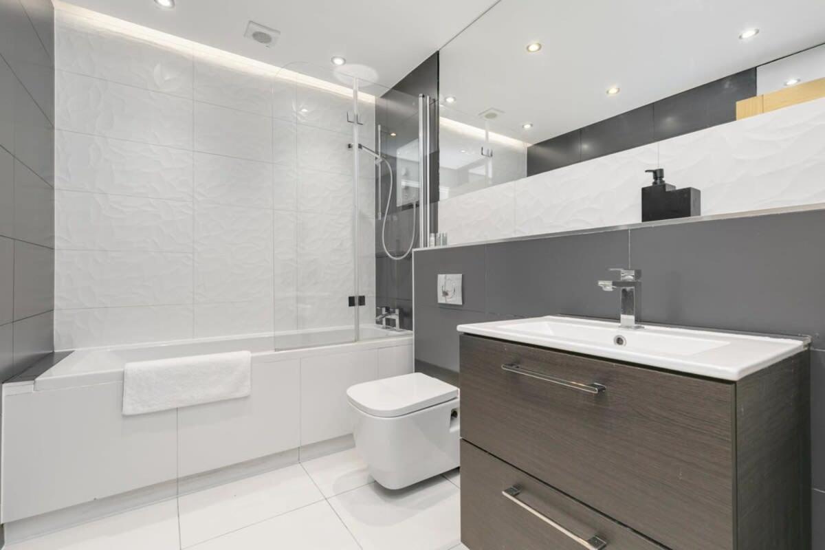 Modern 1 Bedroom Apartment In Central Уокинг Екстериор снимка