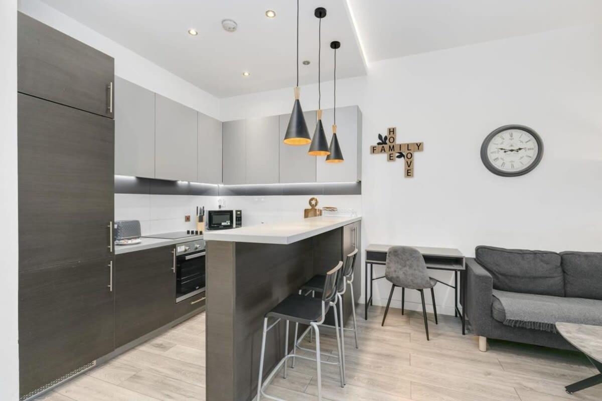Modern 1 Bedroom Apartment In Central Уокинг Екстериор снимка