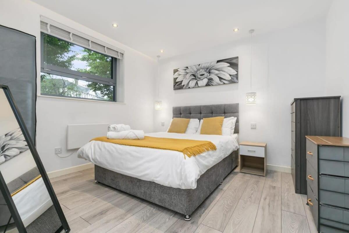 Modern 1 Bedroom Apartment In Central Уокинг Екстериор снимка