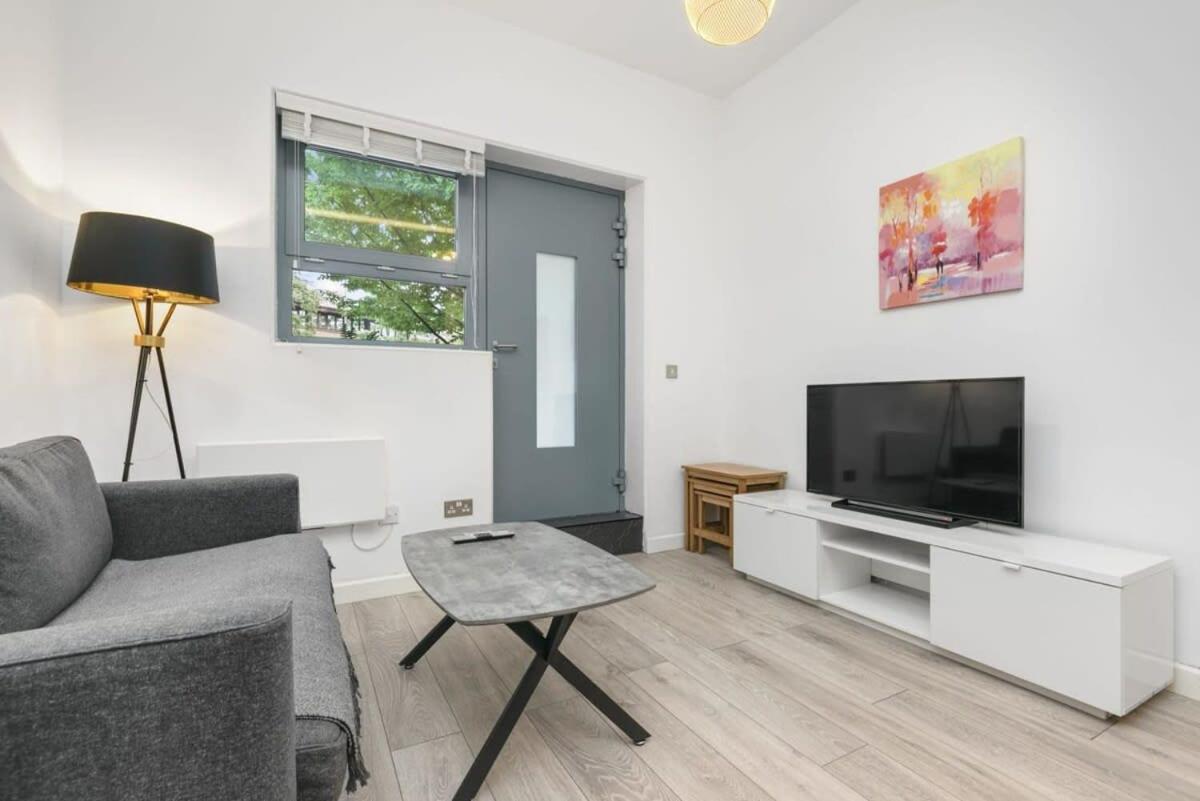 Modern 1 Bedroom Apartment In Central Уокинг Екстериор снимка