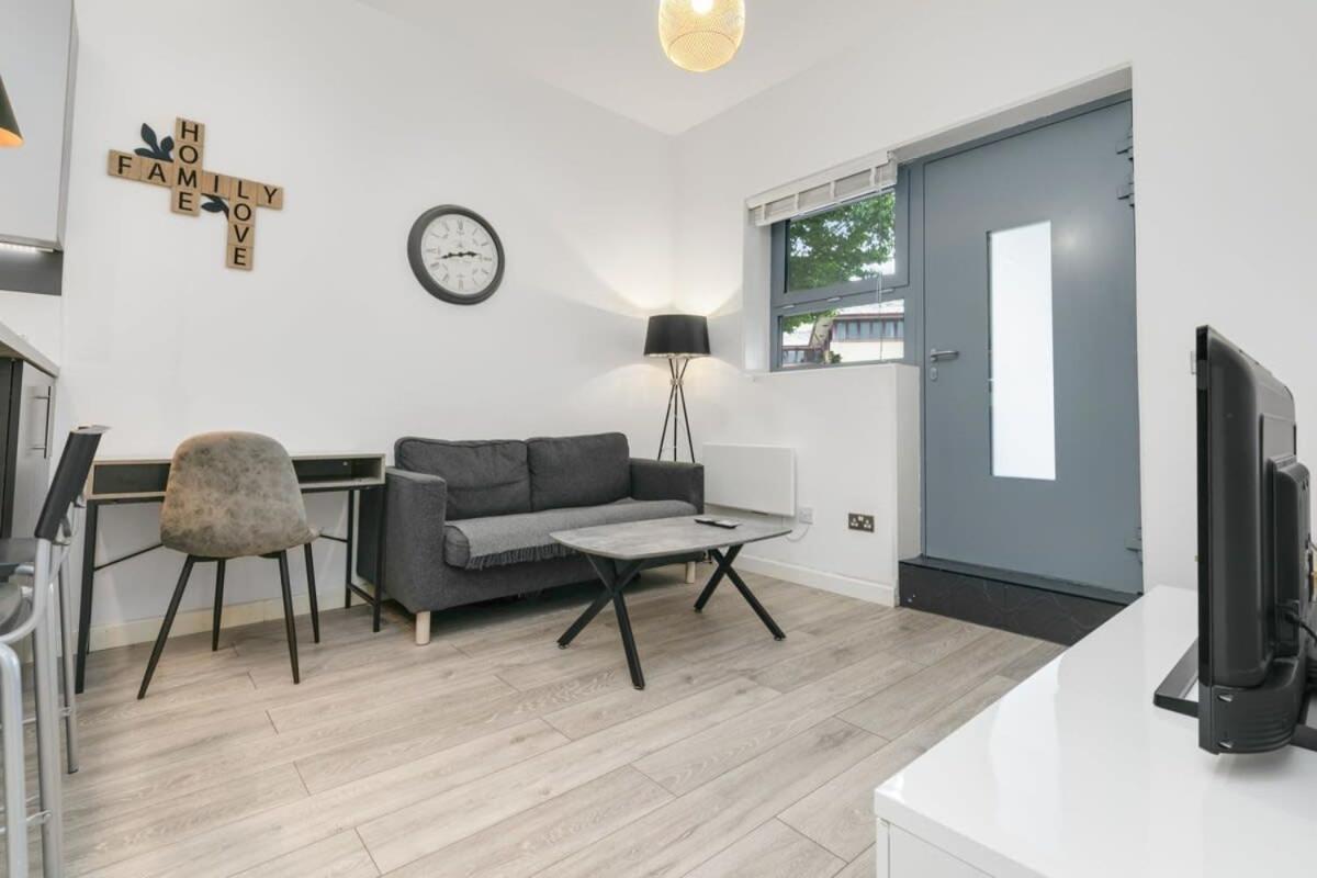 Modern 1 Bedroom Apartment In Central Уокинг Екстериор снимка